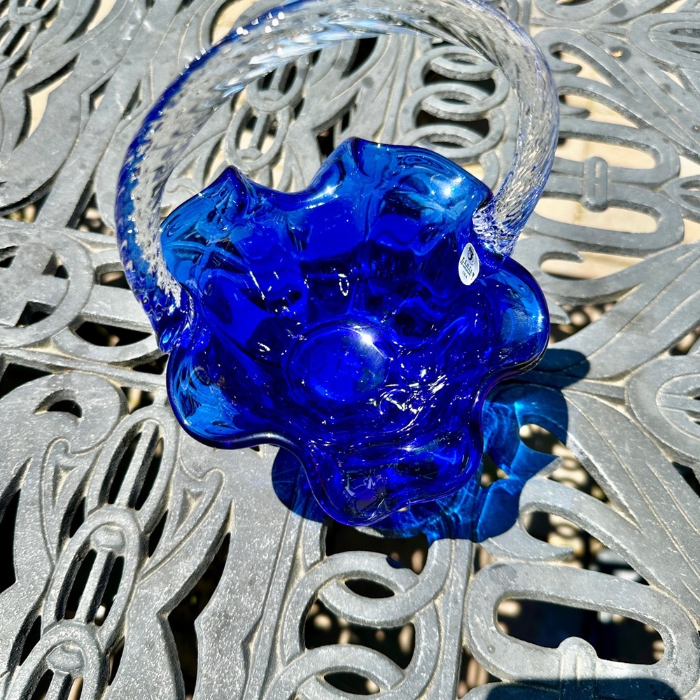 Cobalt blue signed Tom Fenton 02 glass basket. - Picture 3 of 9